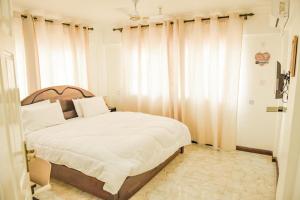 Impeccable 1-Bed Airbnb in Borteyman tesisinde bir odada yatak veya yataklar