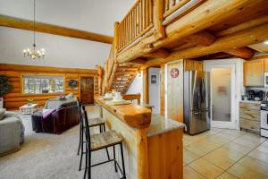 Cabaña de madera con cocina y sala de estar. en Pinon Pines Vacation Rental Hike, Bike and ATV!, en Pine Mountain Club