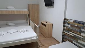 a small room with a bunk bed and a television at Casa LARA in Constanţa