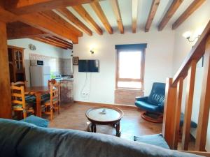 un salon avec un canapé et une table dans l'établissement Apartamentos Copi Villa de Suances, à Suances
