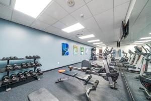einen Fitnessraum mit Kardiogeräten in einem Zimmer in der Unterkunft 1B1B Upscale Charm Valet Gym Lounge Roku in Pittsburgh