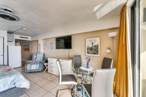 1 dormitorio con 1 cama, mesa y sillas en Daytona Beach Resort Studio with Beach Access! en Daytona Beach