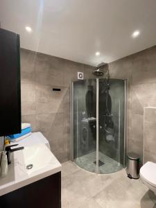y baño con ducha, aseo y lavamanos. en Home for your trip en Klofta
