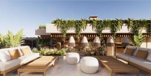 patio z kanapami, stołami i roślinami na budynku w obiekcie EVOLUTION Valbom w Lizbonie