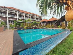 珀尼達島的住宿－Nusa Sedayu Hotel By Ocean View，酒店前的游泳池