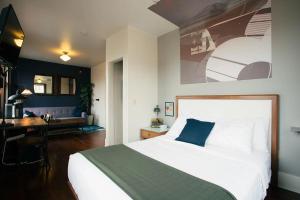 Postel nebo postele na pokoji v ubytování Commodore Hotel
