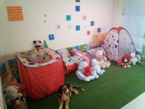 um quarto para crianças com animais de peluche e tendas em Cozy Homestay Private Room: Home-Away-Home em Addis Ababa