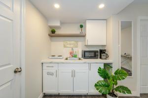 Ett kök eller pentry på Private basement bedrooms in Oakville