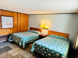 キャデラックにあるSun N Snow Hotelのホテルルーム内のベッド2台が備わる部屋