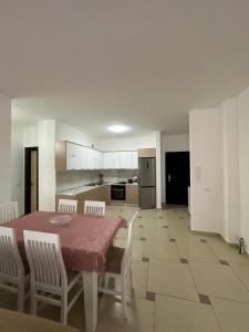 eine Küche und ein Esszimmer mit einem Tisch und Stühlen in der Unterkunft Cozy and comfortable apartment in Durrës