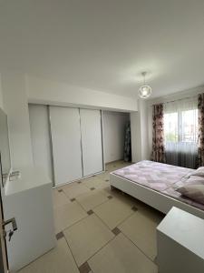 ein Schlafzimmer mit einem großen Bett in einem Zimmer in der Unterkunft Cozy and comfortable apartment in Durrës