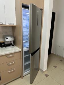 einen Kühlschrank mit offener Tür in der Küche in der Unterkunft Cozy and comfortable apartment in Durrës