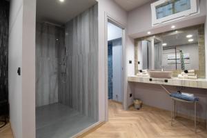 a bathroom with a shower and a sink at Luxury Museo Egizio - Esclusivo trilocale in pieno centro - Free Wifi in Turin