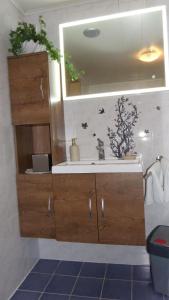 W łazience znajduje się umywalka i lustro. w obiekcie FW & FH Lüsselfeld w mieście Zwiesel