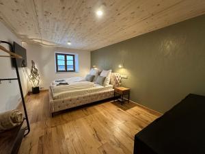 Tempat tidur dalam kamar di Landhaus am Weissensee