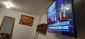 En TV eller et underholdningssystem på Quipu Hostal