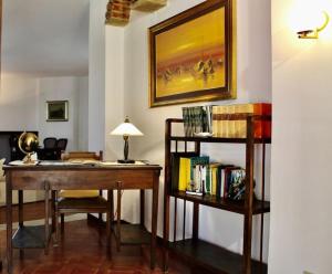 a room with a desk and a shelf with books at Don Ciccio Sea House in Carini