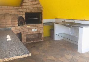 a kitchen with a brick oven with a sink at Chácara Jacoob em Itatiba Capacidade p/ 40 Pessoas in Itatiba