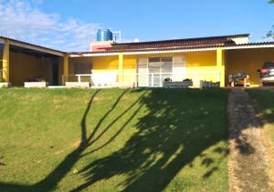 a house with a green lawn in front of it at Chácara Jacoob em Itatiba Capacidade p/ 40 Pessoas in Itatiba