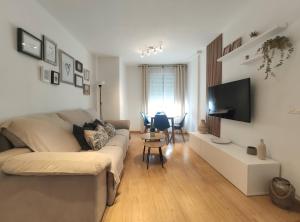 - un salon avec un canapé et une table dans l'établissement Apartamento Cantarero, à Nerja