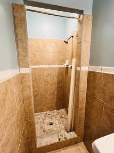 W łazience znajduje się prysznic wyłożony kafelkami. w obiekcie Sun N Snow Hotel w mieście Cadillac