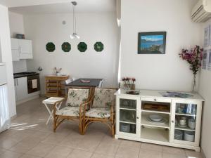 uma sala de estar com duas cadeiras e uma mesa em Oleander House apartments em Torri del Benaco
