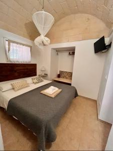 een slaapkamer met een groot bed in een kamer bij Trullo Al Guappo d'Oro in Ostuni