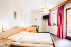 En eller flere senge i et værelse på Gasthof Hotel Wöhrmaurer