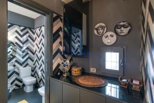 ein Bad mit WC und Masken an der Wand in der Unterkunft Ripense in Rom