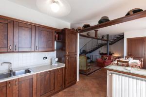 Η κουζίνα ή μικρή κουζίνα στο C der Forn, the Bread Oven House, in Cascina Bricchetto Langhe, Piedmont- Italy +15 φωτογραφίες