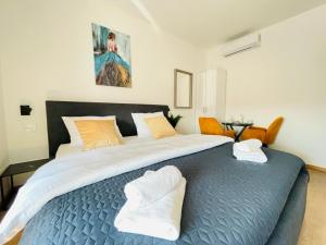 um quarto com uma cama grande e 2 almofadas em Astraluxe em Fažana