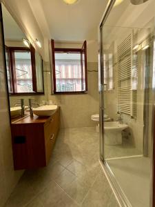 ein Bad mit einer Dusche, einem Waschbecken und einem WC in der Unterkunft Kibilù - Ospedale Galeazzi - Rho Fiera - Milano in Arese
