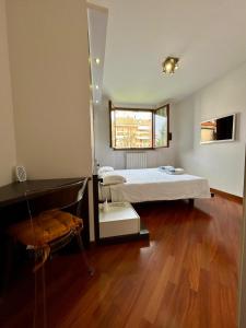 Schlafzimmer mit einem Bett und Holzboden in der Unterkunft Kibilù - Ospedale Galeazzi - Rho Fiera - Milano in Arese