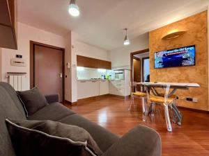 ein Wohnzimmer mit einem Sofa und einem Tisch in der Unterkunft Kibilù - Ospedale Galeazzi - Rho Fiera - Milano in Arese