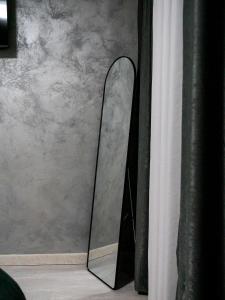 a mirror sitting on the floor next to a curtain at Apartman PLATINUM in Doboj