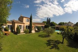 a large house with a yard with a pool at Villa Arles Trinquetaille in Arles