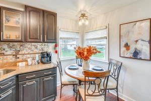 Dapur atau dapur kecil di The Maple Tree Home 14 Mi to Downtown Cleveland