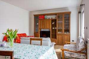 - un salon avec une table et un canapé dans l'établissement Mara House, Fino del Monte Ospitar, à Fino del Monte