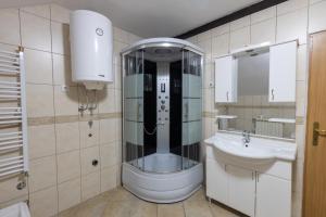 Koupelna v ubytování Bubamara house