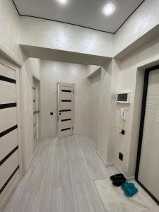una grande camera con corridoio con cabina doccia di K7 Family a Atyraū