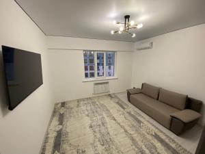 K7 Family في أتيراو: غرفة معيشة مع أريكة وتلفزيون بشاشة مسطحة