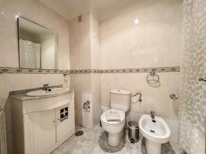 Et badeværelse på Casa Coração de Viana - Near the Beach Apartment