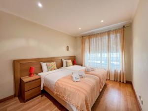 En eller flere senge i et værelse på Casa Coração de Viana - Near the Beach Apartment