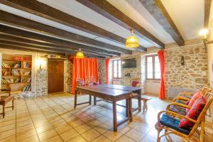 comedor con mesa de madera y sillas en Maison de l Albine, gite de groupe, en Peyrusse-le-Roc