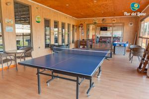 una mesa de ping pong en el medio de una habitación en Complejo Deportivo y Hotelero Flor del Llano, en San Clemente