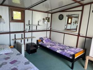 um pequeno quarto com uma cama e um espelho em Ponton plutitor em Periprava