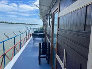 um deque de barco com mesas e cadeiras na água em Ponton plutitor em Periprava
