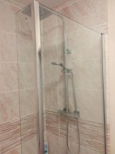 La salle de bains est pourvue d'une douche avec une porte en verre. dans l'établissement Westwood Drive, à Treharris
