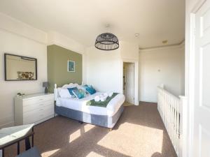 een slaapkamer met een wit bed en een wit dressoir bij Portsmouth Period Charm in Portsmouth