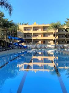 a swimming pool in front of a hotel at Hotel Fazenda Pirâmides in Atibaia